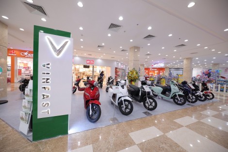 VinFast đồng loạt khai trương 21 showroom ô tô và xe máy điện