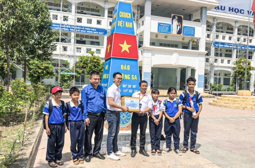 Thăm hỏi thầy giáo được

tuyên dương tại Chương trình “Chia sẻ cùng thầy cô” năm 2020