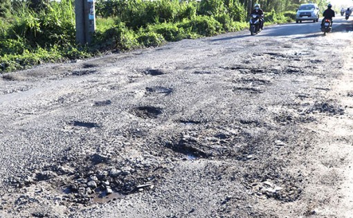 Ðường vành đai sân bay Cần Thơ lởm chởm “ổ gà”