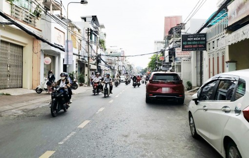 “Vô tư” đậu xe trong giờ cấm