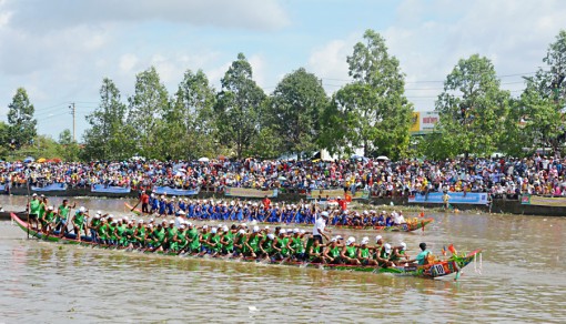 ពិធី​ប្រ​ណាំ​ទូក​-ងនៅ​សុក​ត្រាំង​ និង​ត្រា​វិញ​ មាន​ភាព​ពុះ​ពោរ​និង​ស្វា​ហាប់