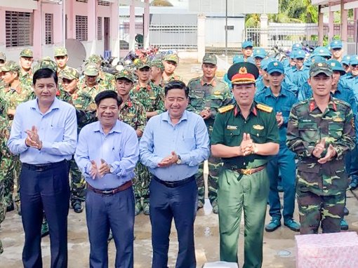 Thăm, tặng quà cán bộ, chiến sĩ tham gia

thực hiện công trình Tết Quân Dân