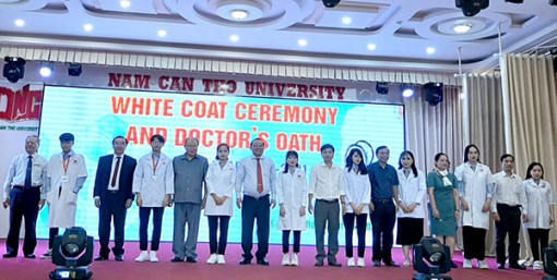 Lễ trao áo trắng và lời tuyên thệ của người thầy thuốc