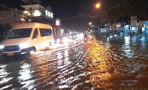 Tập trung lực lượng hướng dẫn, phân luồng giao thông khi triều cường lên cao