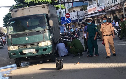 Xe tải tông người đi bộ tử vong