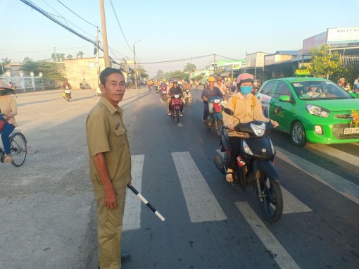 Tăng cường hướng dẫn giao thông trước cổng trường học
