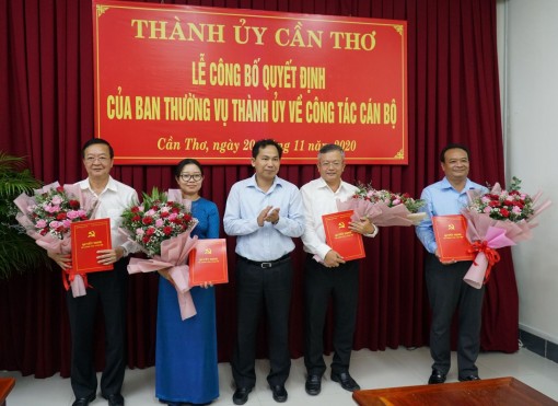 Trao quyết định nghỉ hưu và điều động, phân công các ủy viên 
Ban Thường vụ Thành ủy