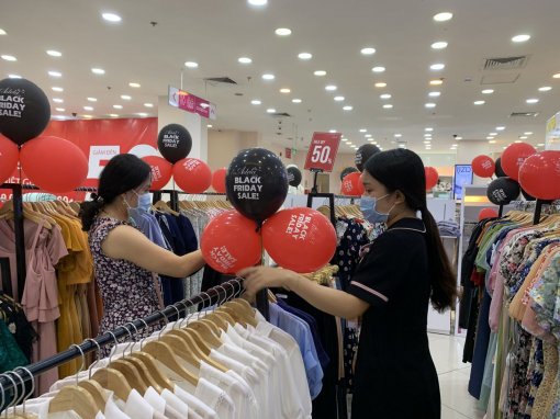Săn hàng khuyến mãi dịp Black Friday