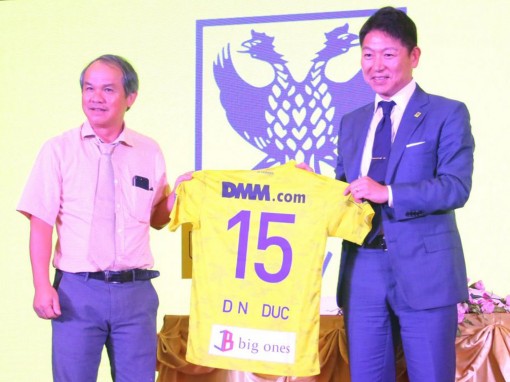 Bầu Đức mời lại Kiatisak?