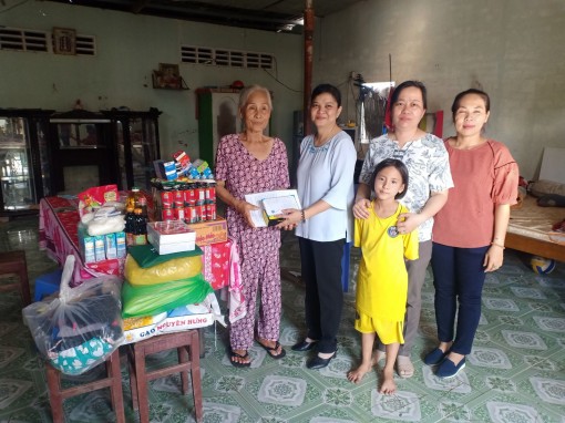 Nhóm từ thiện của chị Tuyết Lan hỗ trợ hoàn cảnh khó khăn