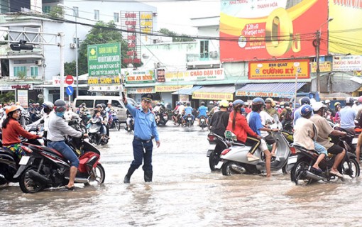 Giúp dân lưu thông an toàn khi triều cường dâng cao