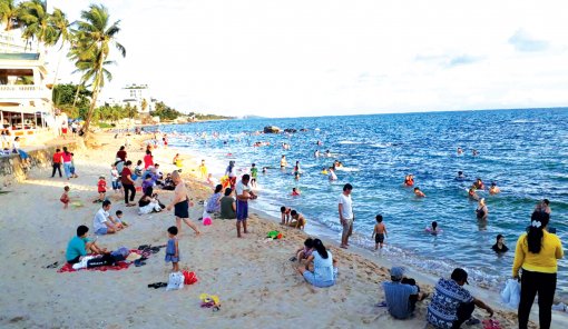 Gần 350.000 tỉ đồng đầu tư

vào lĩnh vực du lịch

ở huyện đảo Phú Quốc