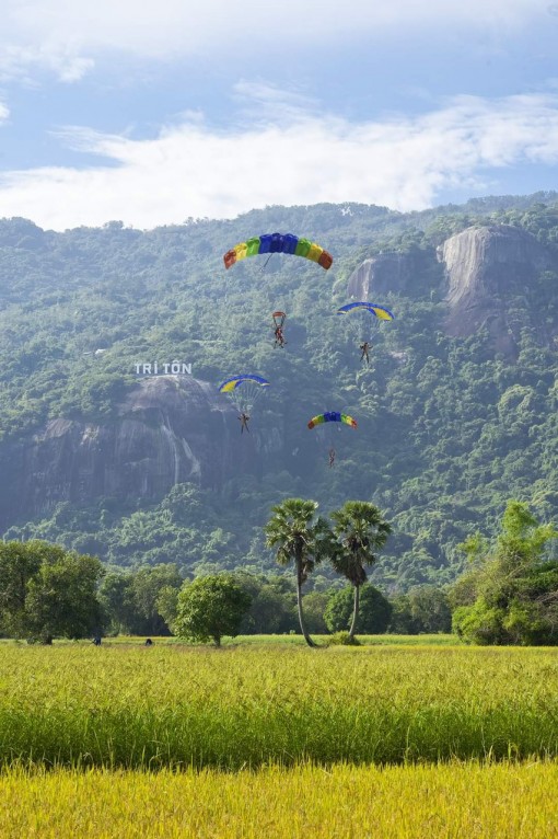 Tổ chức thành công Chương trình biểu diễn dù lượn lần đầu tại huyện Tri Tôn