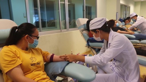 Hơn 100 người tham gia hiến máu