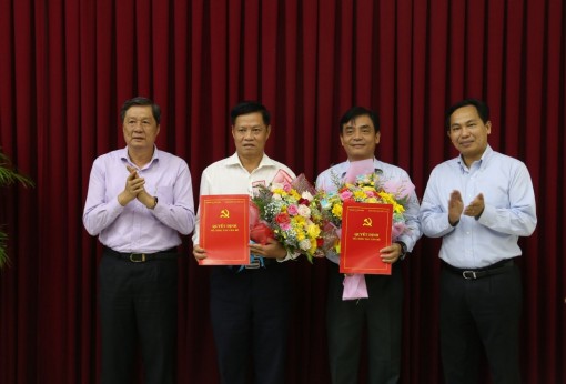 Ban Thường vụ Thành ủy trao quyết định về công tác cán bộ