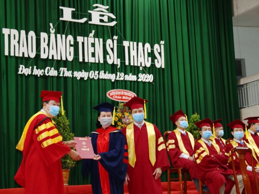 Trường Đại học Cần Thơ trao bằng tốt nghiệp

cho 698 tân tiến sĩ, thạc sĩ
