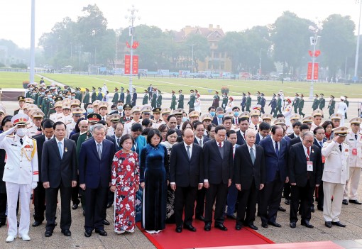 Đoàn đại biểu Đại hội thi đua yêu nước

toàn quốc lần thứ X viếng Chủ tịch Hồ Chí Minh