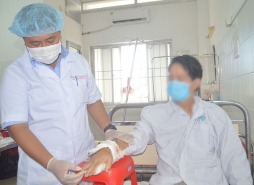 Phẫu thuật thành công cấp cứu nạn nhân đứt gần lìa cổ tay do dùng máy cưa tỉa cây