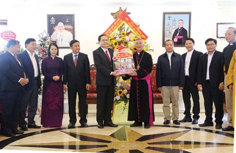 Chủ tịch Ủy ban Trung ương MTTQVN chúc mừng Giáng sinh tại Tòa Giám mục Giáo phận Vinh