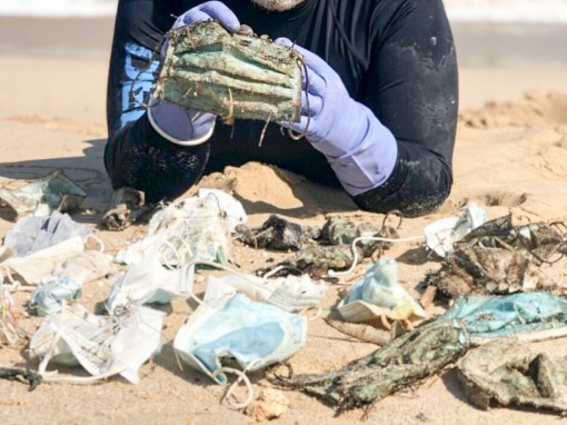 Khẩu trang y tế ngập tràn đại dương