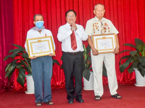 Bình Thủy: 49 đảng viên được nhận Huy hiệu Đảng