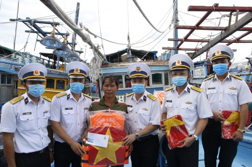 Vùng 4: Thực hiện Chương trình “Hải quân Việt Nam làm điểm tựa cho ngư dân vươn khơi, bám biển” tại tỉnh Ninh Thuận
