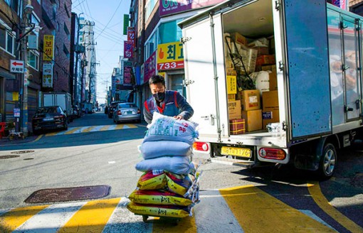 Nhân viên giao hàng Hàn Quốc kiệt sức vì COVID-19