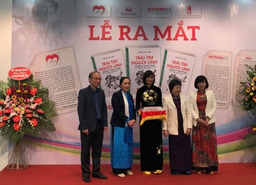 Ra mắt Câu lạc bộ 'Trái tim người lính' và tiếp nhận kỷ vật thời chiến