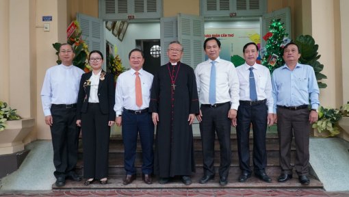 Lãnh đạo thành phố thăm, chúc mừng Lễ Giáng sinh 2020