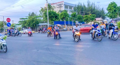 Giải quyết việc ùn tắc giao thông trước cổng Bệnh viện Đa khoa Trung ương Cần Thơ