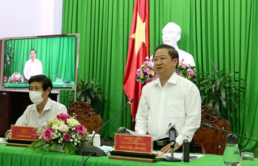 Vận động người dân tự giác phòng dịch bệnh và tố giác người nhập cảnh trái phép