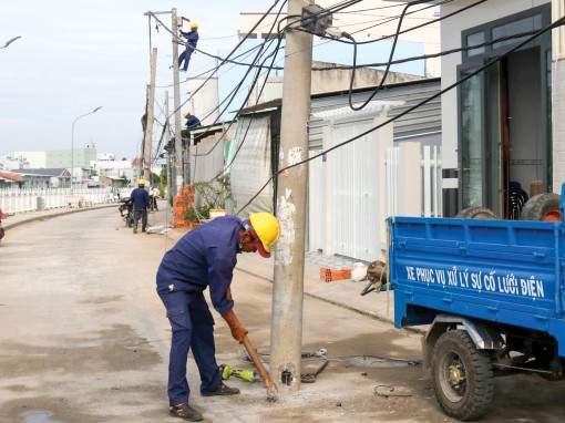 Di dời các cột điện dưới lòng đường tuyến bờ kè Rạch Ngỗng