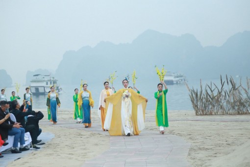Tôn vinh văn hóa qua tà áo dài