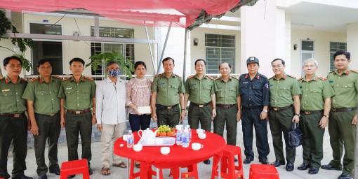 Lãnh đạo Bộ Công an thăm và tặng quà gia đình Thiếu tá Nguyễn Thanh Hải
