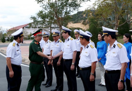 Thượng tướng Nguyễn Chí Vịnh thăm và làm việc tại Cảng quốc tế Cam Ranh