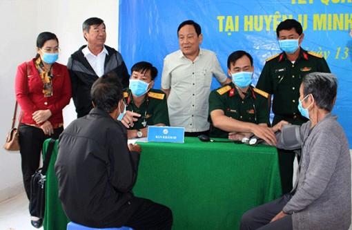 Khám bệnh miễn phí, tặng quà người dân U Minh Thượng
