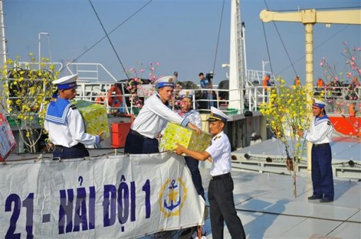 Mang những món quà Xuân của mọi miền quê hương ra Nhà giàn DK1