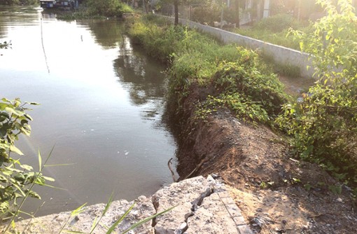 Sạt lở nghiêm trọng, giao thông gián đoạn