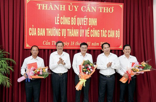 Trao các quyết định điều động, phân công, bổ nhiệm cán bộ