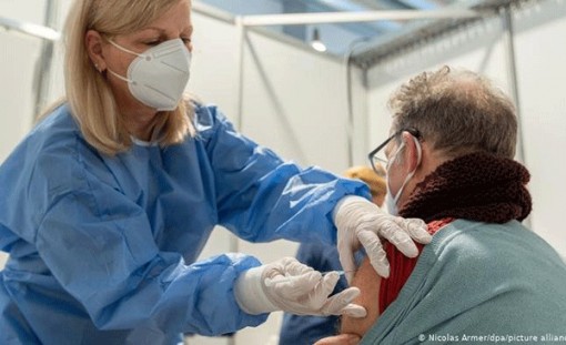 EU khuyến nghị tiêm chủng cho 70% người trưởng thành