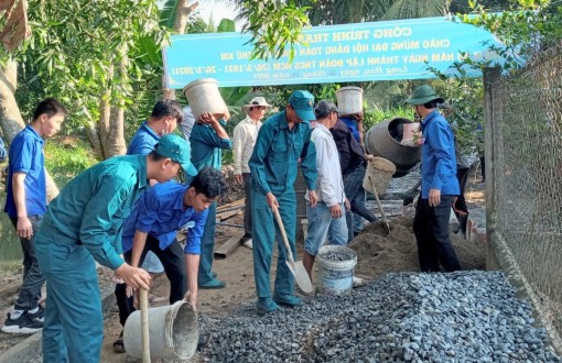 Người dân chung sức xây dựng cầu, 
đường giao thông