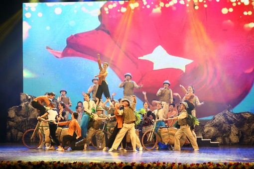 Bài 2: Phát triển văn hóa – Nói phải đi đôi với làm