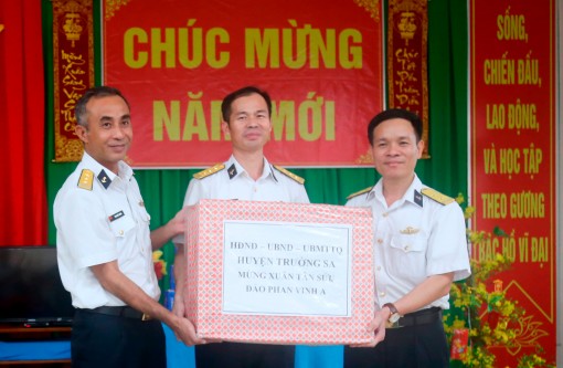 Vùng 4: Hoàn thành chuyến công tác chúc Tết quân và dân huyện đảo Trường Sa