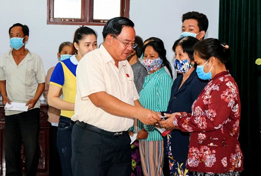 Ðoàn đại biểu Quốc hội thành phố tặng quà Tết