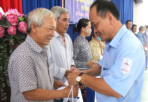 Hỗ trợ 150 phần quà Tết cho hộ nghèo, gia đình chính sách có hoàn cảnh khó khăn