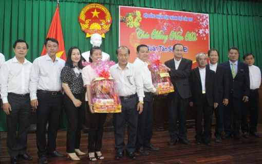 Lãnh đạo thành phố

tiếp đại diện Tòa Giám mục Long Xuyên đến chúc Tết