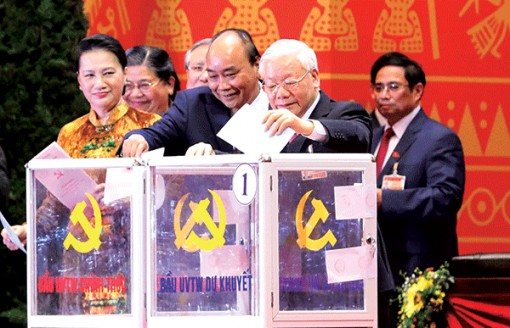 Các đại biểu bỏ phiếu bầu Ban Chấp hành Trung ương khóa XIII