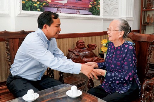 Lãnh đạo thành phố thăm, chúc Tết các gia đình cán bộ hy sinh, từ trần