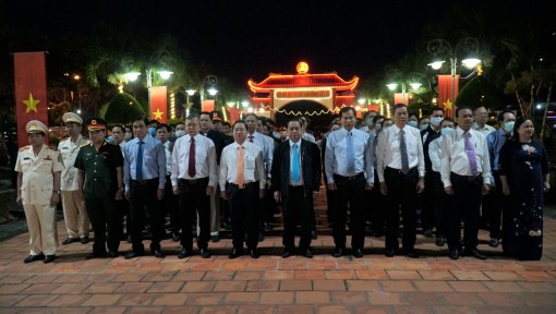 Lãnh đạo thành phố viếng Nghĩa trang liệt sĩ và Tượng đài Bác Hồ