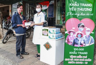 Tình người miền Tây: 100.000 khẩu trang tặng người nghèo từ chuỗi nhà thuốc Trung Sơn Pharma
